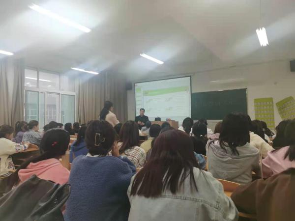 伟德BETVLCTOR1946党总支书记张永红向毕业班学生宣传毕业就业政策