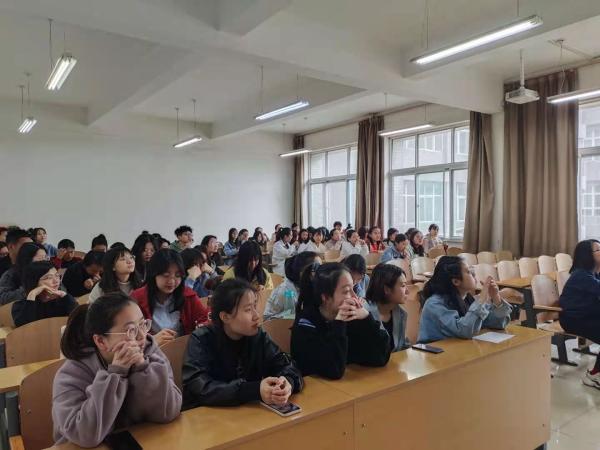 毕业生认真聆听就业经验