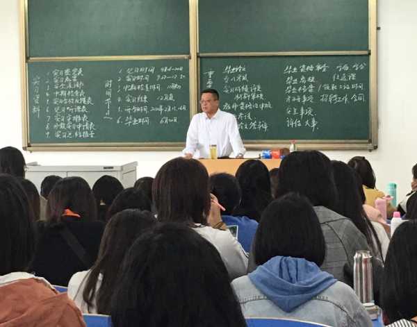 系主任冯克明在进行实习动员