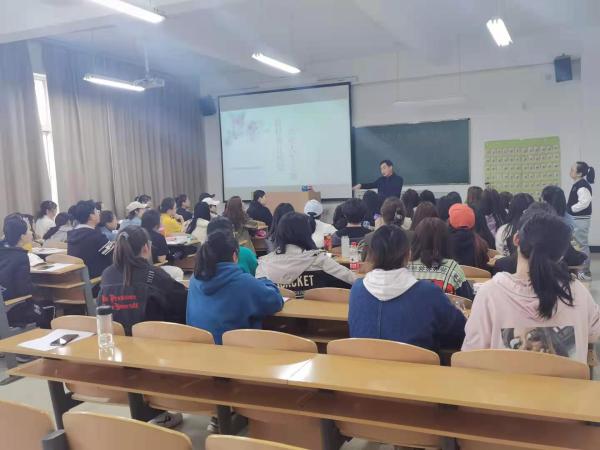 张永红书记与刘星老师给毕业生解疑答惑