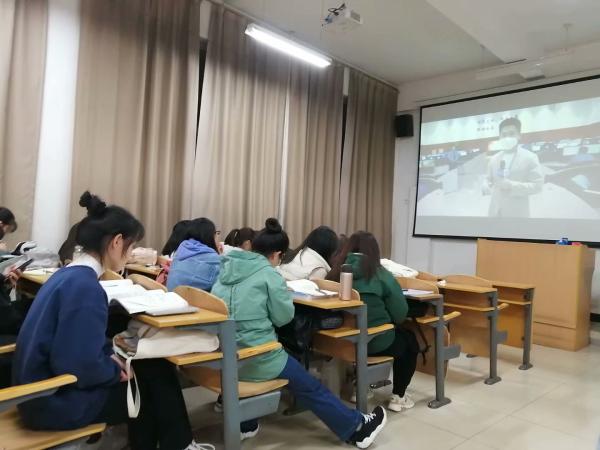 老师与学生一起观看“千万师生同上一堂国家安全教育课”为主题的公开课