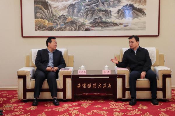 伟德国际1946党委常委、副院长薛光武与吕梁市市委常委、常务副市长任忠交流